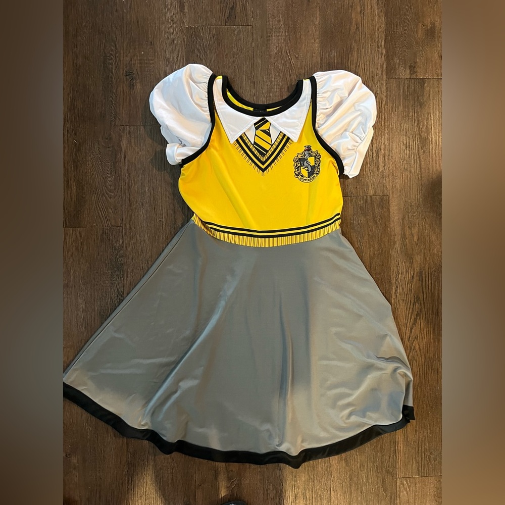 Harry Potter size adult small Hufflepuff Halloween Costume dress.